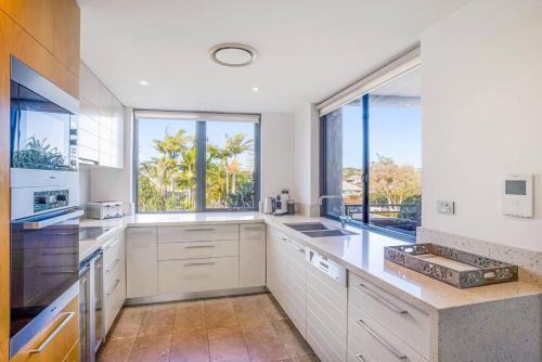 Una cocina o zona de cocina en Fuller Holidays- Lot 7 - Byron Penthouse Apartment with Pool