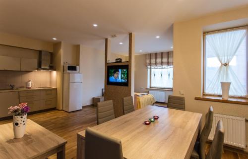 Kuchyň nebo kuchyňský kout v ubytování Abariaus Apartamentai