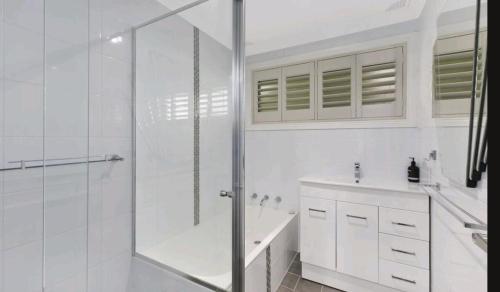 Phòng tắm tại Beachside Villa Ettalong Beach