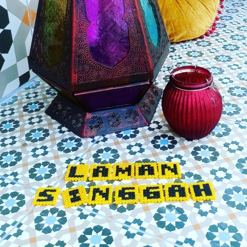a table with a vase and a sign that says armenian church at Laman Zavilla Dhoma 1 in Sungai Pelik