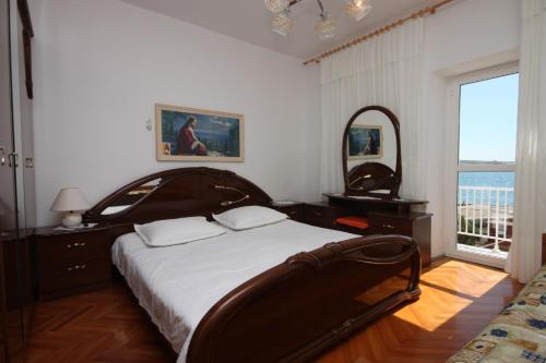 ein Schlafzimmer mit einem großen Bett und einem Spiegel in der Unterkunft Twin Room Kustici 6288a in Kustići
