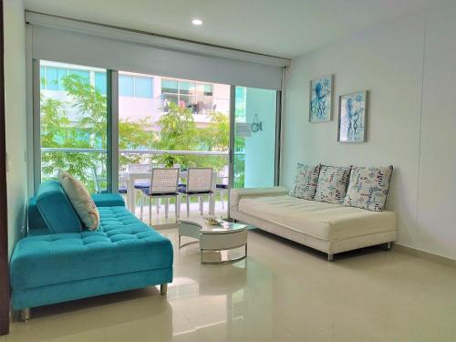 een woonkamer met een bank en een salontafel bij Edificio Morros Vitri in Cartagena