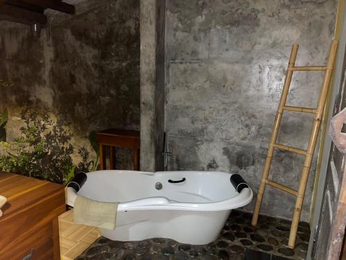 Bilik mandi di Meriki Losari Villa, in the Heart of Bali, Joglo one bedroom
