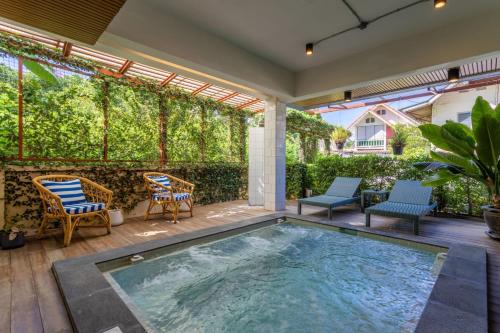 una piscina en el patio de una casa en @Aonang Guesthouse, en Ao Nang Beach
