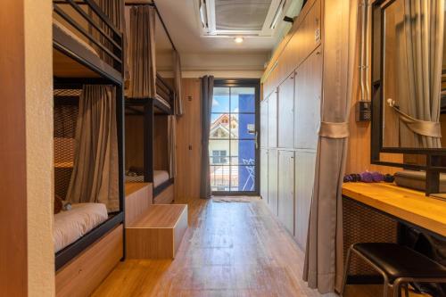 Zimmer mit einem Flur und Etagenbetten in der Unterkunft @Aonang Guesthouse in Ao Nang Beach