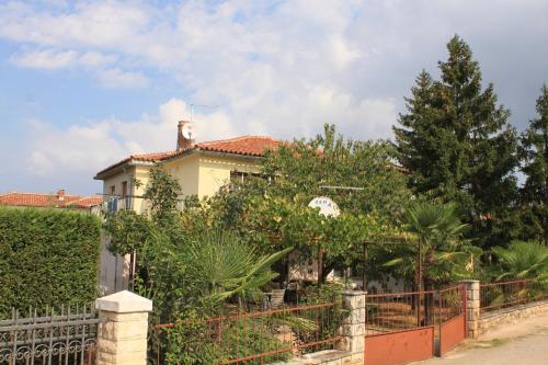 Vonkajšia záhrada v ubytovaní Apartments with parking spaces Umag - 6978
