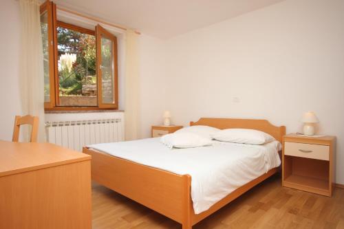 Postel nebo postele na pokoji v ubytování Apartments with a parking space Umag - 6995