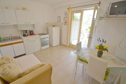 eine Küche mit Tisch und ein Esszimmer in der Unterkunft Apartments with a parking space Novigrad - 7054 in Novigrad Istria