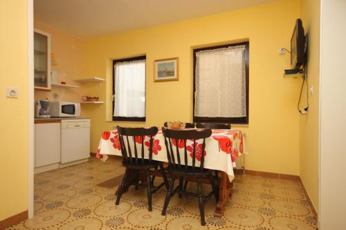 Apartments with a parking space Umag - 7060