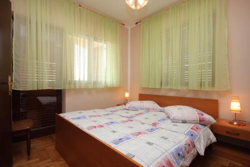 Posteľ alebo postele v izbe v ubytovaní Apartments with a parking space Umag - 7073