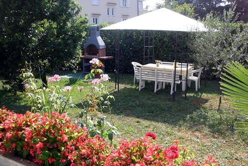 Apartments with parking space Porec - 7023