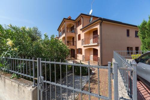 Apartments with swimming pool Novigrad - 7078