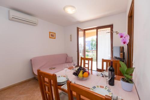 Apartments with swimming pool Novigrad - 7078
