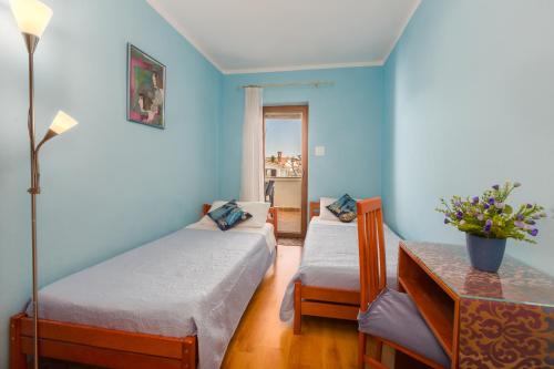 twee bedden in een kamer met blauwe muren bij Apartments with a parking space Porec - 7012 in Poreč