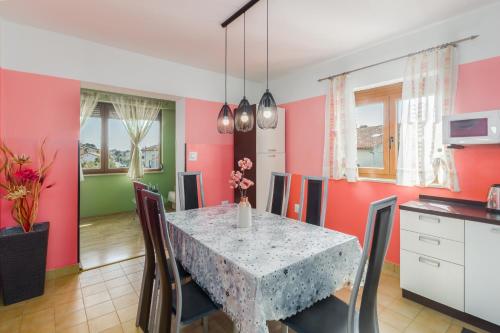 Apartments with parking space Porec - 7012