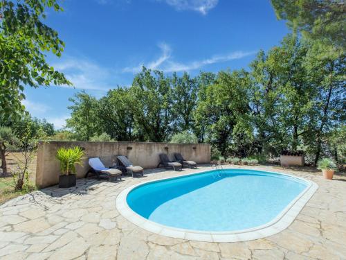 オプスにあるVery attractive detached villa with swimming poolのパティオ(ラウンジチェア付)のスイミングプールを利用できます。