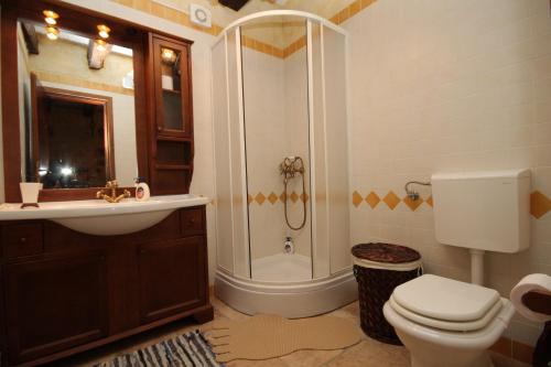 Ванная комната в Family friendly house with a swimming pool Rim, Central Istria - Sredisnja Istra - 7070
