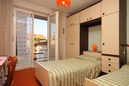 een slaapkamer met 2 bedden en een raam met uitzicht bij Apartments with a parking space Umag - 6994 in Umag