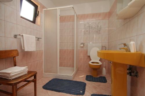 y baño con ducha, lavabo y aseo. en Holiday house with a swimming pool Rakotule, Central Istria - Sredisnja Istra - 7071, en Rakotule