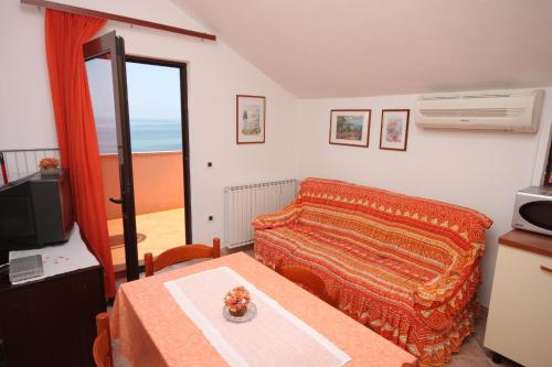 Pokój z łóżkiem, stołem i telewizorem w obiekcie Apartments by the sea Zambratija, Umag - 6997 w mieście Zambratija