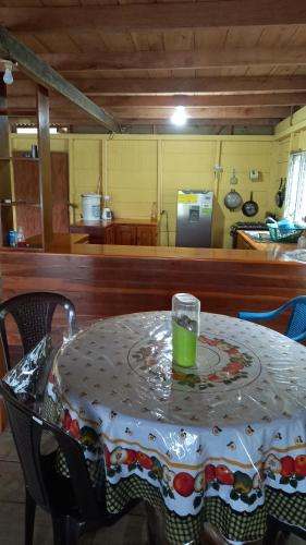 una mesa con una bebida verde encima en Casa Manatí en Lívingston