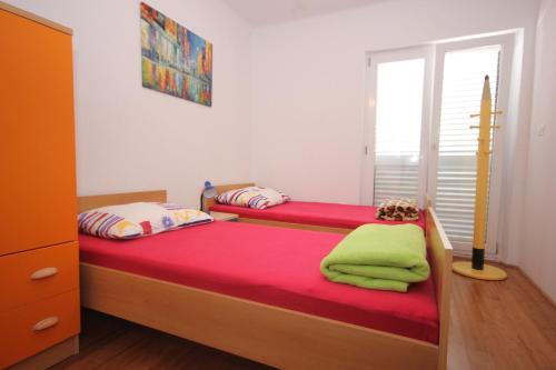 een slaapkamer met 2 bedden en een raam bij Apartments with WiFi Cavtat, Dubrovnik - 9063 in Cavtat