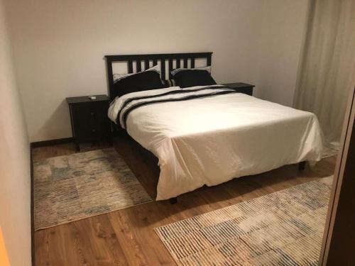 מיטה או מיטות בחדר ב-Serviced apartment -Sheraton Al Matar (Ocean blue)