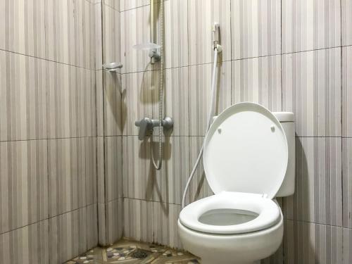 Ένα μπάνιο στο RedDoorz @ Gerson Hotel Abepura