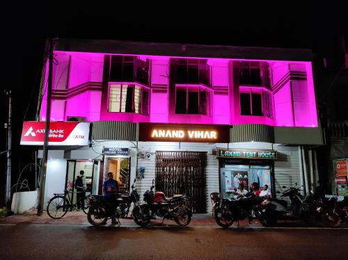 un bâtiment rose avec des motos garées devant lui dans l'établissement Anand Vihar, à Jamshedpur