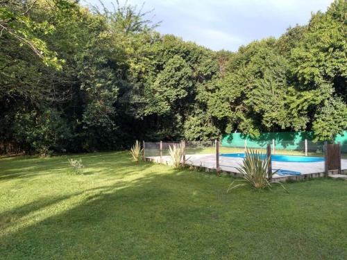 einen Garten mit Pool und Bäumen in der Unterkunft Quinta - Casa de Campo in Merlo