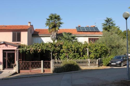 Apartments with parking space Novigrad - 7053