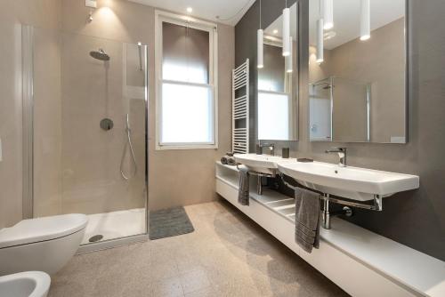 a bathroom with a sink and a shower and a toilet at Ca' delle Contesse - Villa on lagoon with private dock and spectacular view in Venice-Lido