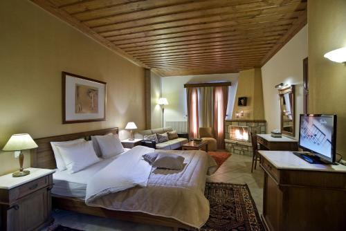 Un pat sau paturi într-o cameră la Alpen House Hotel & Suites
