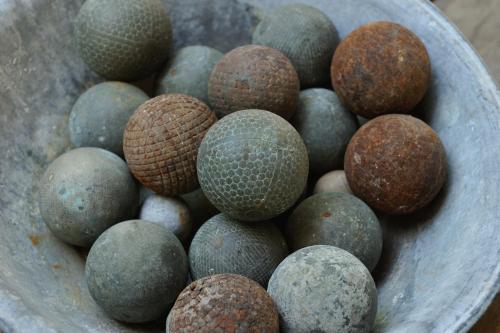a bowl filled with many different types of golf balls at Gîtes Domaine des Machottes in Grans