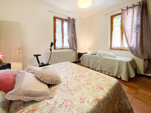 een slaapkamer met 2 bedden en 2 ramen bij Pleasant holiday home in Colli Al Metauro with bubble bath in Serrungarina