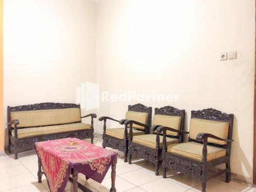 a group of chairs and a table in a room at PKPN Syariah Boyolali Mitra RedDoorz in Mojosongo