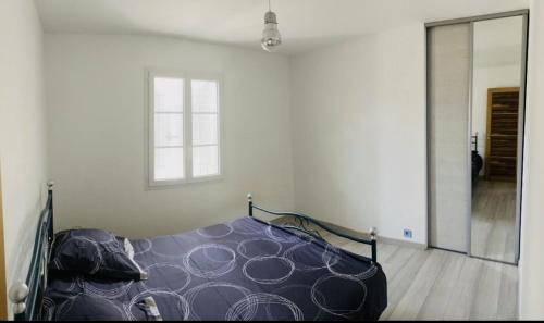 Ένα ή περισσότερα κρεβάτια σε δωμάτιο στο Jolie maison de 110 m 2, pour 6 personnes, au calme, avec piscine