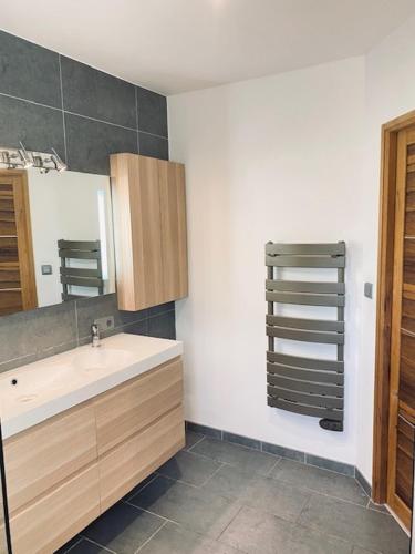 une salle de bain avec un lavabo et un miroir dans l'établissement Jolie maison de 110 m 2, pour 6 personnes, au calme, avec piscine, à Les Cordiers