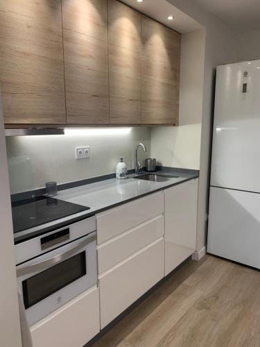 Kuchyň nebo kuchyňský kout v ubytování Golden Mile Apartment