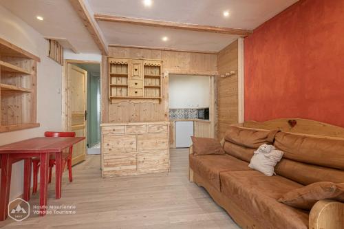 a living room with a couch and a table at LA CAZETTA in Bonneval-sur-Arc