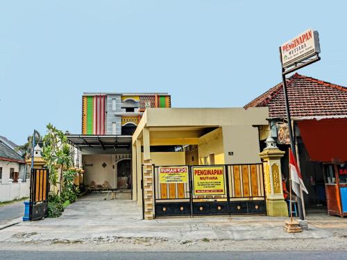 a building with a sign in front of it at OYO 91599 Penginapan Mutiara Madiun in Madiun