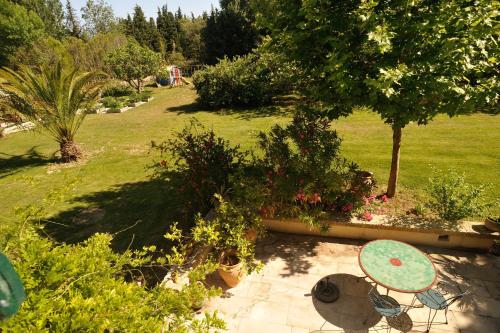 an overhead view of a garden with a table and flowers at Gîtes Domaine des Machottes in Grans