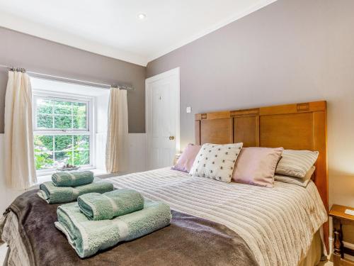 ein Schlafzimmer mit einem großen Bett mit Kissen darauf in der Unterkunft Ralston Bothy in Blairgowrie