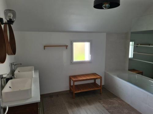 uma casa de banho branca com uma banheira e um lavatório em Le Clos de Kergavat 3 étoiles em Plouharnel