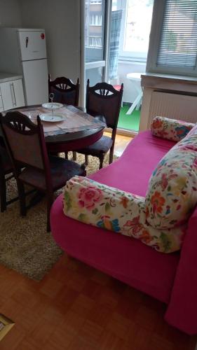 a living room with a table and a table and chairs at Apartman centar lux in Tuzla