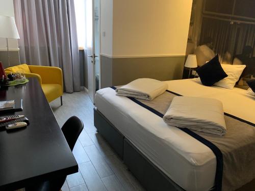 Una cama o camas en una habitación de Kikar Boutique Hotel