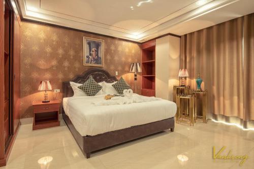 1 dormitorio con 1 cama grande en una habitación en VANHSENG BOUTIQUE VIENTIANE HOTEL, en Vientiane