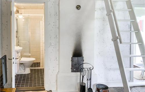 baño con chimenea en la pared en 1 Bedroom Stunning Home In Tjllmo, en Finspång