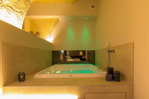 Habitación con baño con bañera grande. en Iris Luxury Suite, en Altamura
