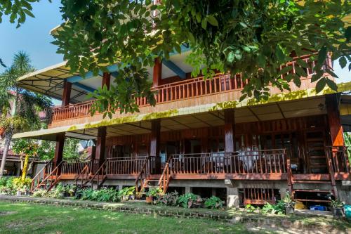 Taman di luar Bontai Resort, Don Khon